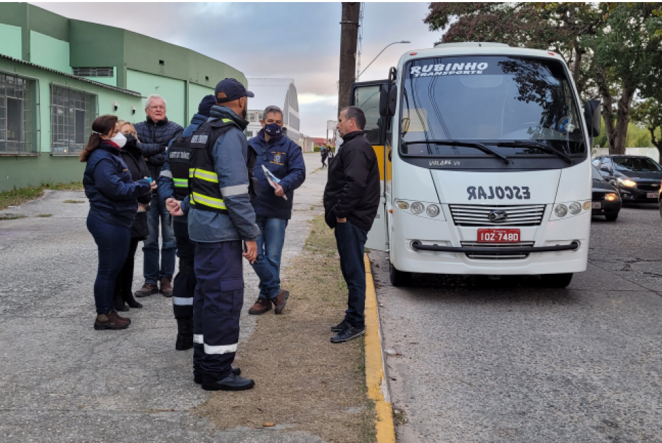 Inspeção em transporte escolar é foco em ação de fiscalização educativa em Pelotas