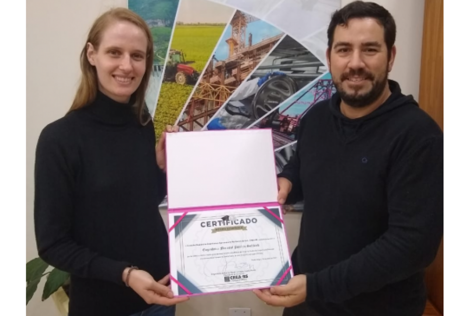 Inspetor de Lajeado entrega Certificado de Mérito Acadêmico à Engenheira Florestal