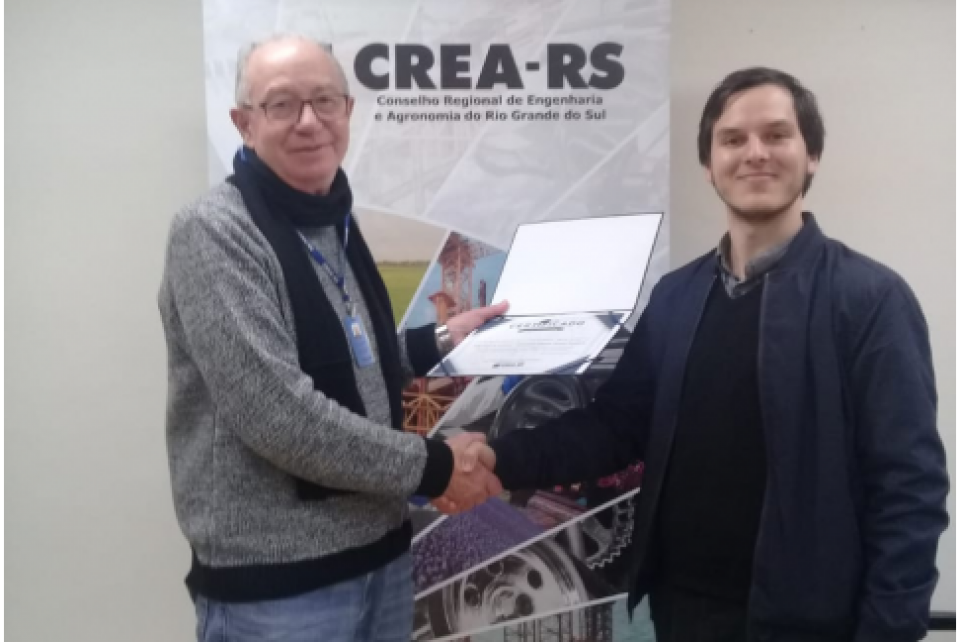Engenheiro de Automação recebe seu Certificado de Mérito Acadêmico em Caxias do Sul