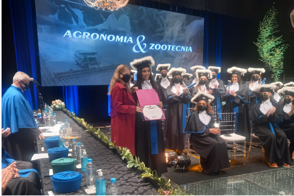 Formanda da Agronomia da UFRGS recebe Mérito Acadêmico