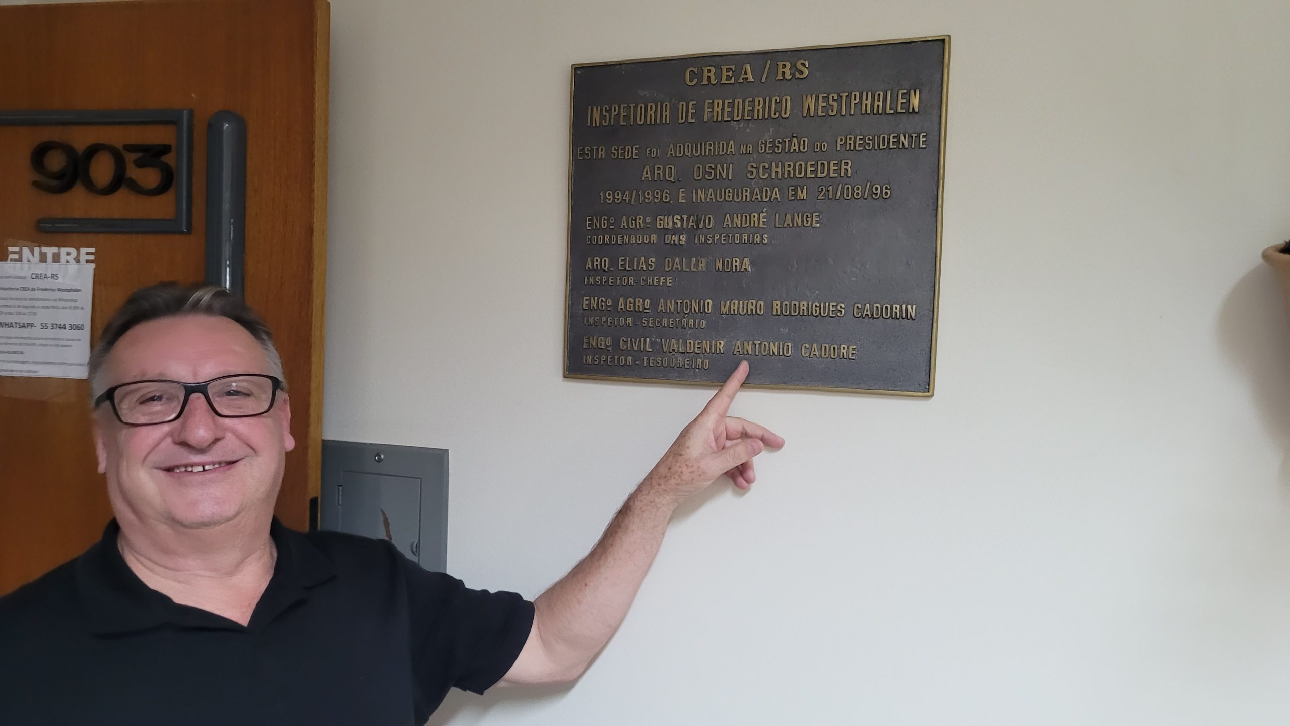 Eng. Civ. Valdenir Antônio Cadore, atual inspetor-secretário de Frederico Westphalen, mostra a placa de inauguração da Inspetoria