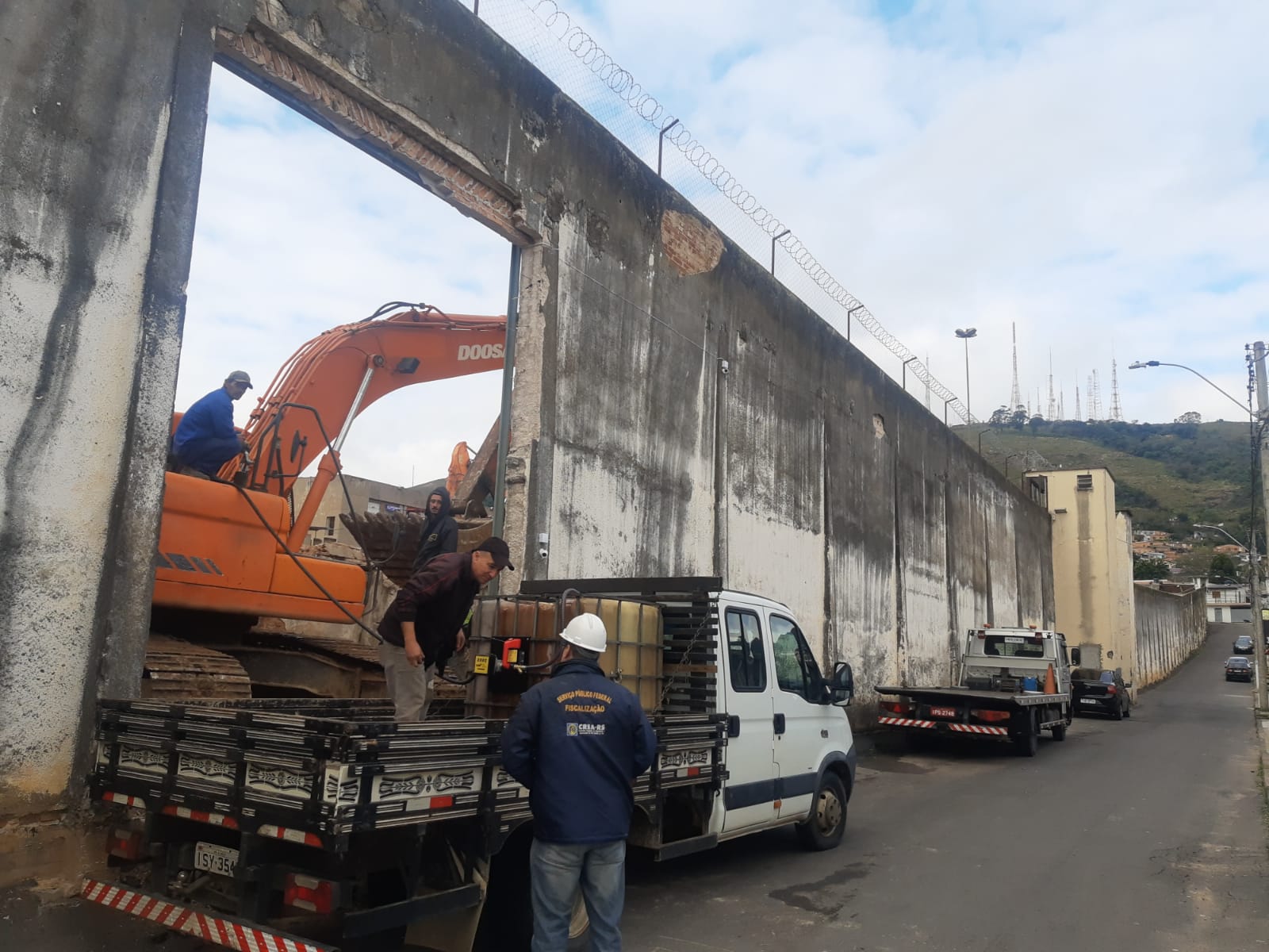 O Eng. Civ. Luiz Felipe Correa, da Secretaria de Obras do Estado, acompanhou a fiscalização