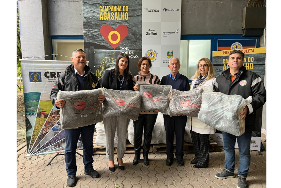 CREA-RS doa cobertores à Campanha do Agasalho do Governo do Estado