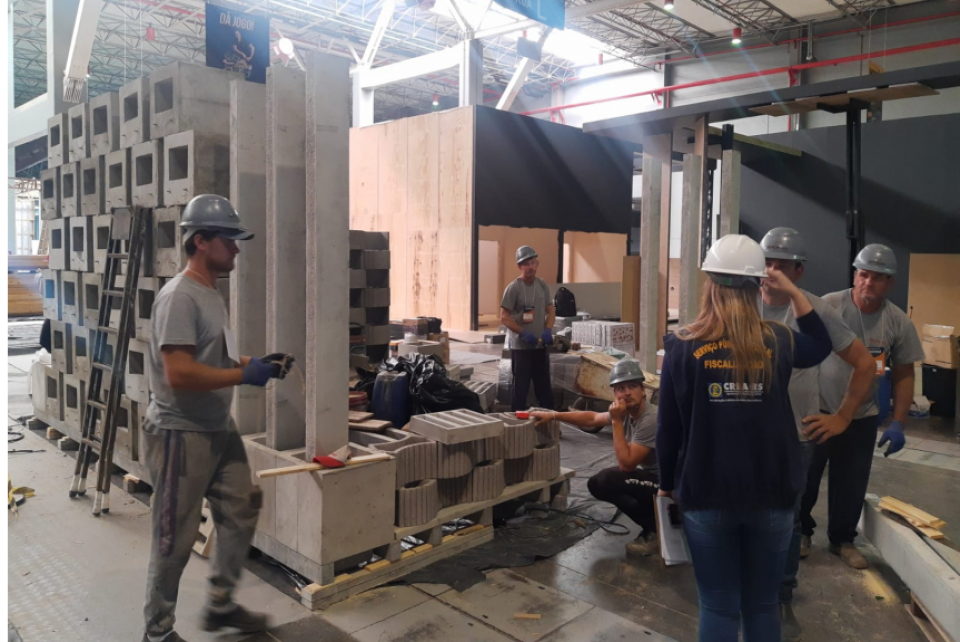 Montagem das estruturas da Construsul recebe fiscalização do CREA-RS