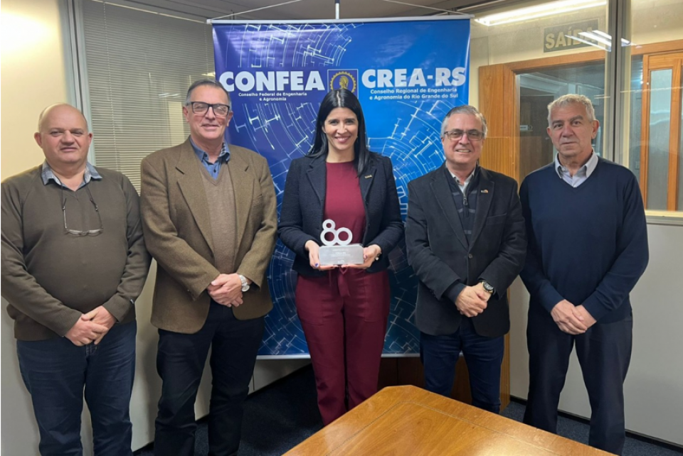Conselho gaúcho recebe troféu do Mérito Senge-RS