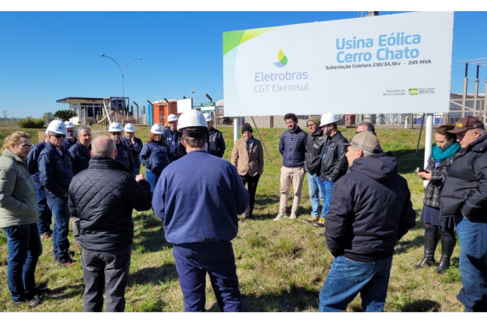 CREA-RS realiza visita técnica a complexo eólico em Santana do Livramento
