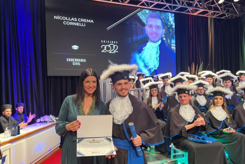 Presidente entrega certificado de Mérito Acadêmico e carteiras profissionais na Unisinos