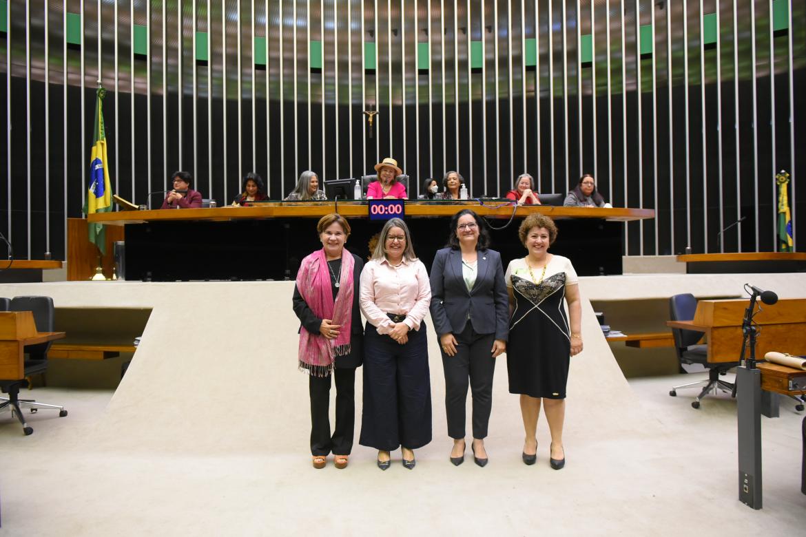 Diretora administrativa da Mútua, eng. agr. Giucélia Figueiredo, ao lado das conselheiras federais Michele Costa, Andréa Brondani e Márcia Laino
