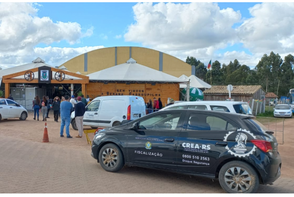 Acampamento Farroupilha em Piratini recebe fiscalização do CREA-RS
