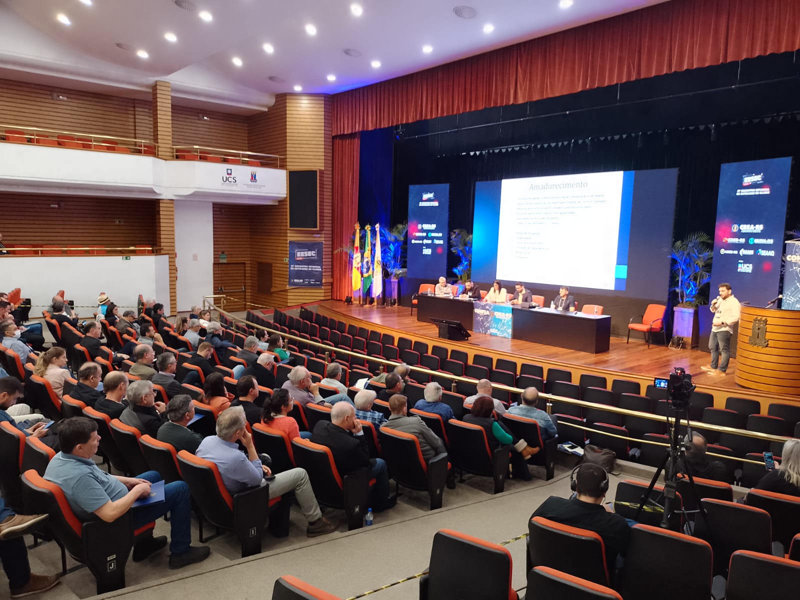 Arq. e Urb. Roberson da Fré, presidente da Aearv Auditório lotado na apresentação da Aearv