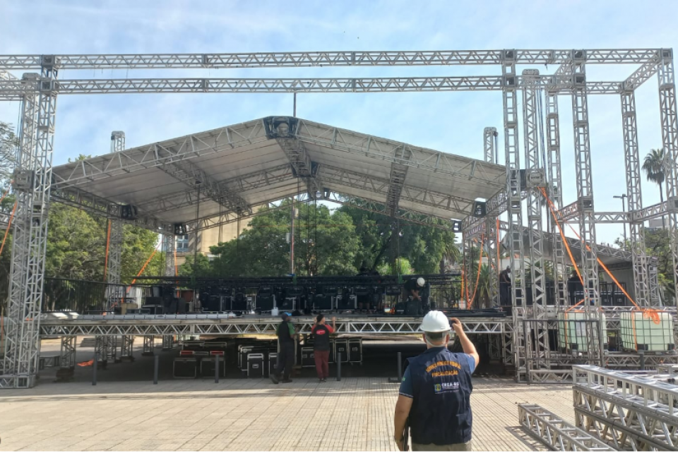 CREA-RS fiscaliza montagem do Baile da Cidade na Redenção