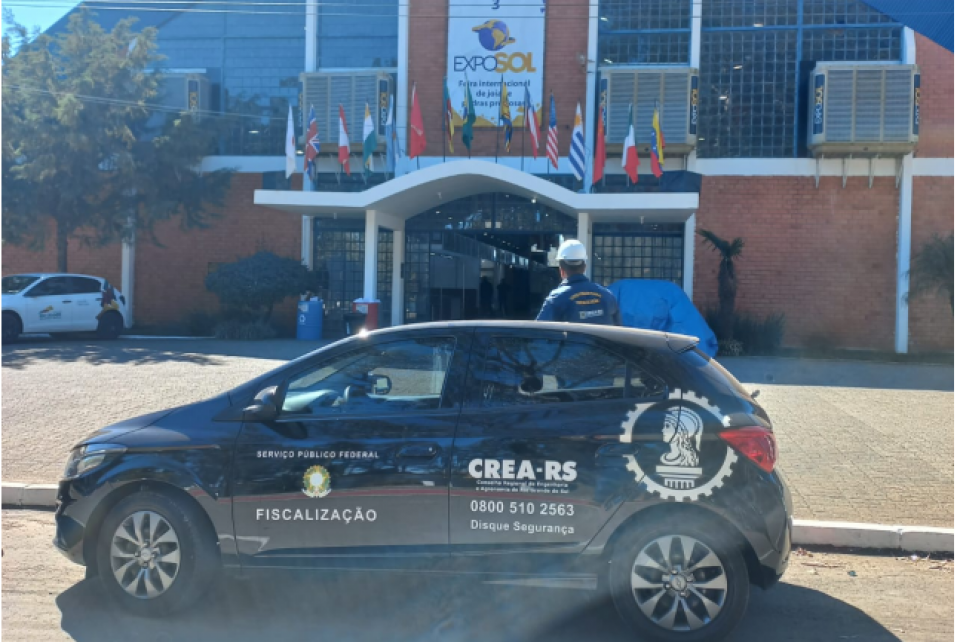 Equipe do CREA-RS fiscaliza montagem da 23ª Exposol