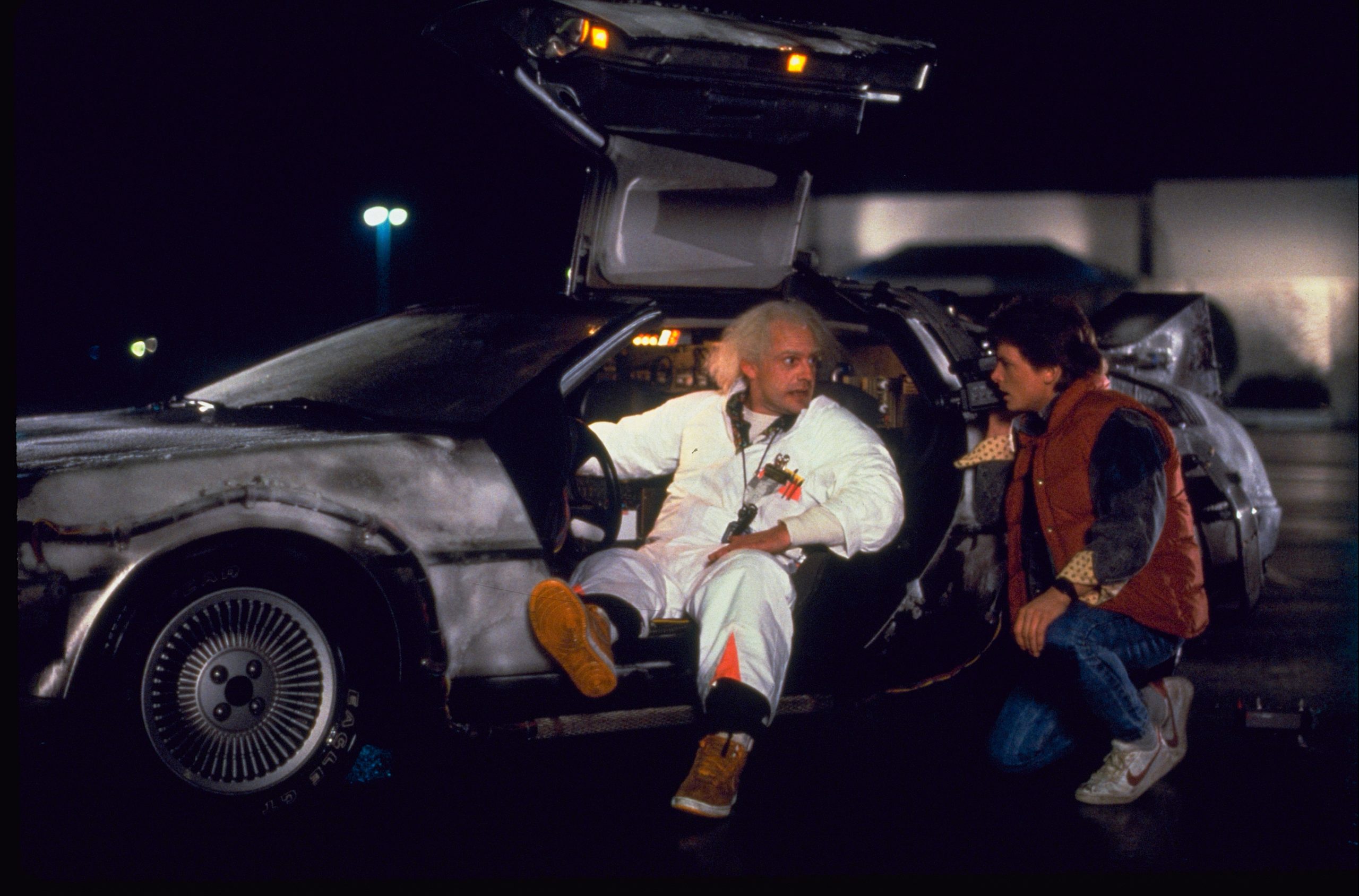 Doc Brown (Christopher LLoyd) e Marty McFly (Michael J. Fox) nos primeiros momentos das aventuras de