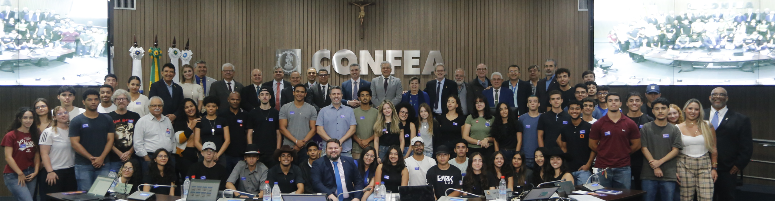 plena-1708-estudantes-mesa2.png