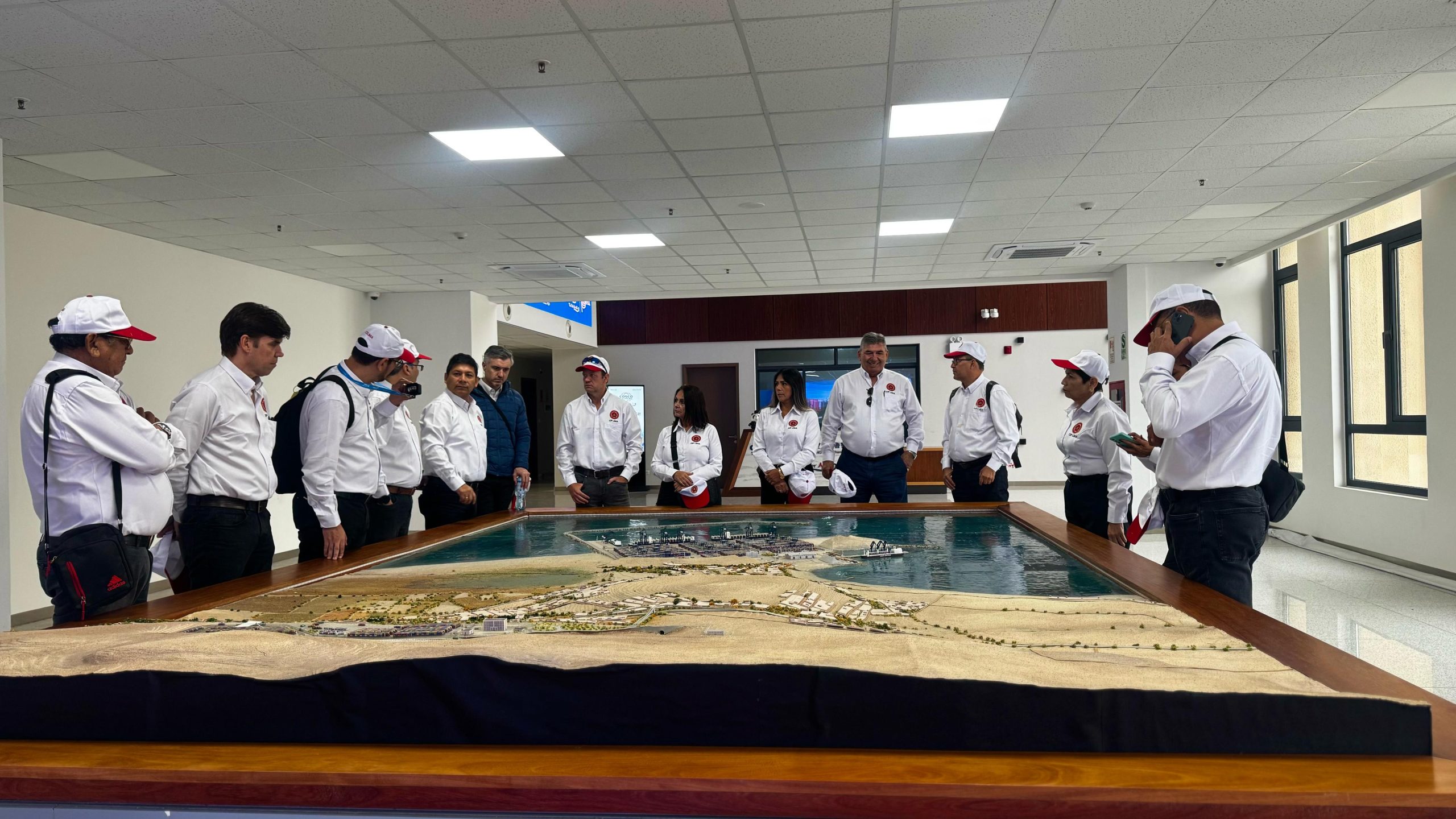 Engenheiros brasileiros e peruanos observam a planta do porto de Chancay
