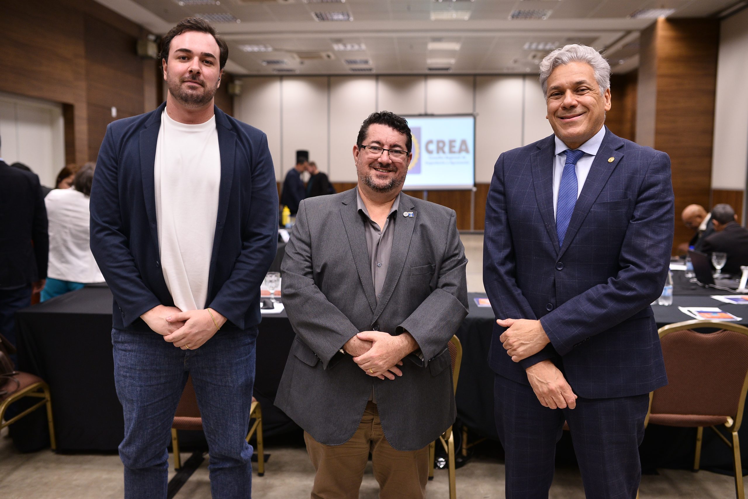 Coordenador adjunto, Ot&aacute;vio Adami; coordenador Hilario Dantas Junior e vice-presidente do Confea, Nielsen Christianni, ap&oacute;s o debate na conclus&atilde;o do primeiro dia da reuni&atilde;o