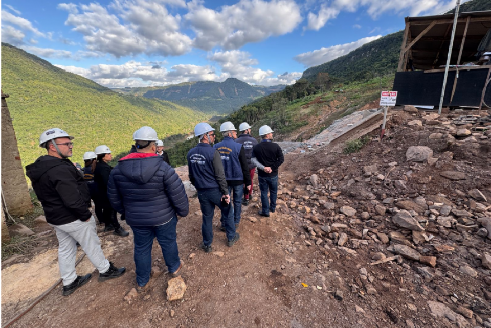 Inspetores da Regional Serra acompanham obras de reconstrução da BR-470