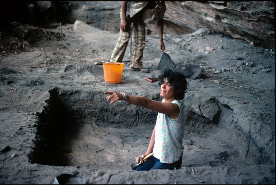 Arqueóloga Niède Guidon em três momentos: das escavações nos anos 1970