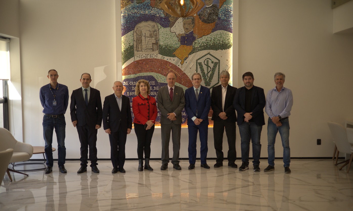 Profissionais do Sistema e vice-presidente do CFMV ao final da reunião