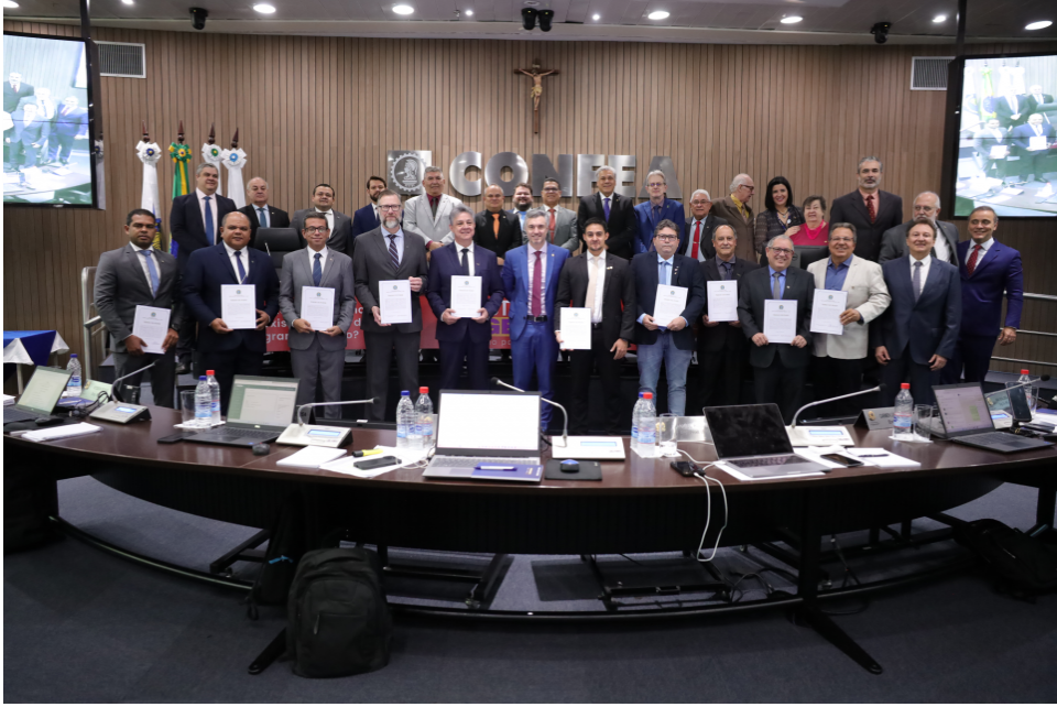 Conselheiros tomam posse durante sessão plenária