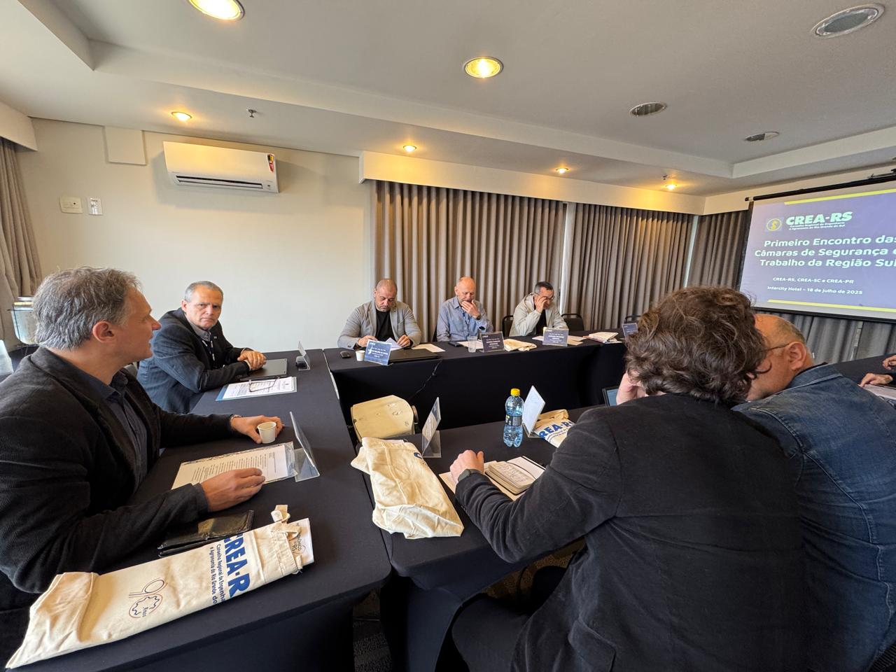 Um dos eixos do encontro foi a discussão sobre propostas para o currículo básico dos cursos de especialização em Engenharia de Segurança do Trabalho