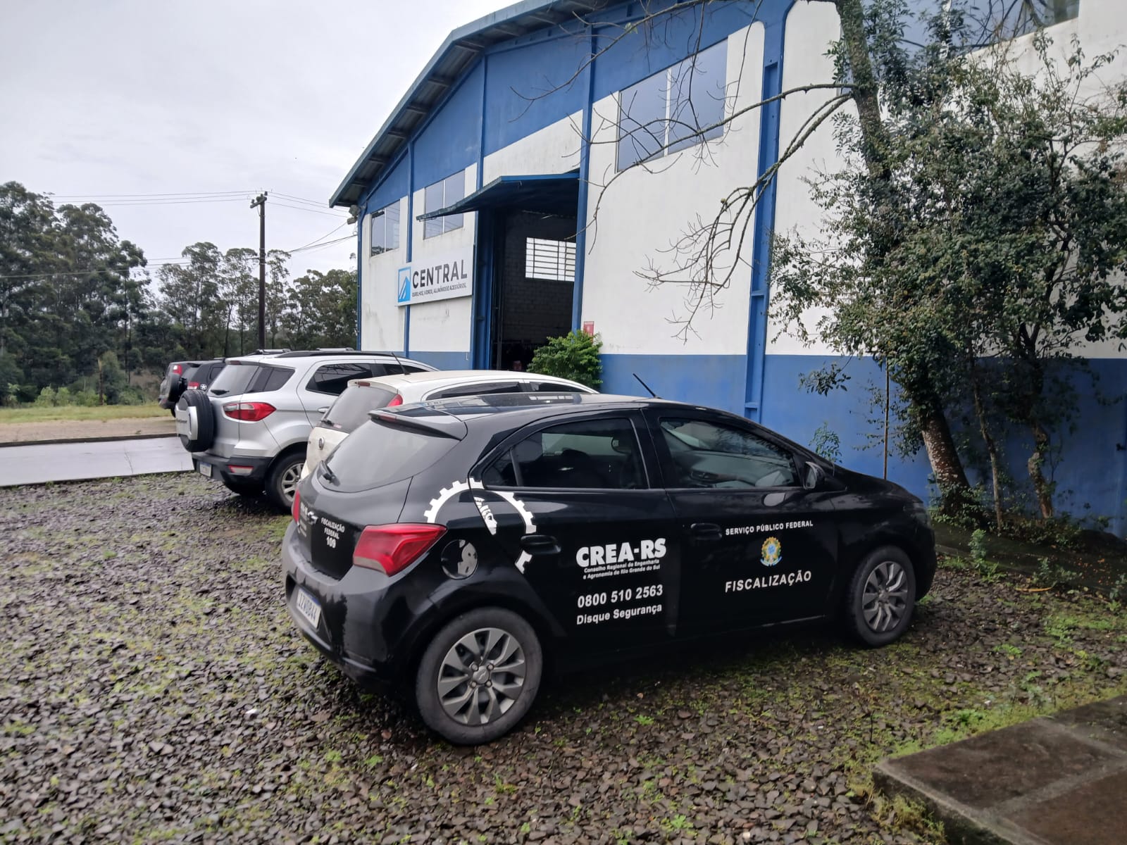 Agentes fiscais verificam a responsabilidade técnica