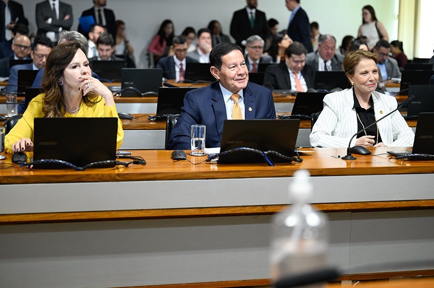 Professora Dorinha Seabra, Hamilton Mour&atilde;o e Tereza Cristina: CAE do Senado aprova tramita&ccedil;&atilde;o do projeto que regulamenta a profiss&atilde;o de tecn&oacute;logo
