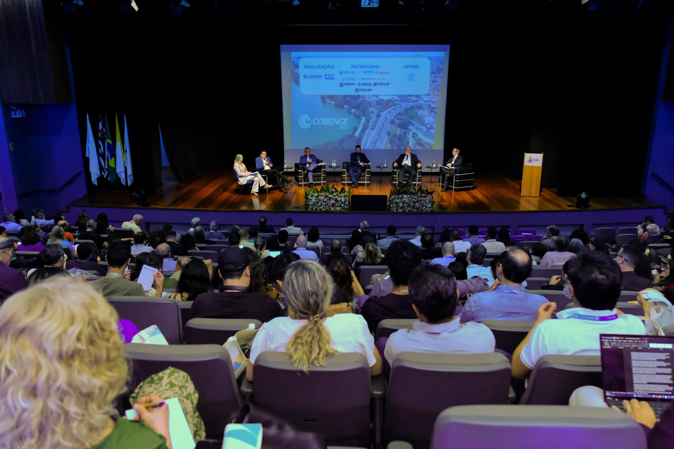 Mesa formada por lideranças da educação superior, incluindo o coordenador da Ceap do Confea, eng. Osmar Barros Júnior, participaram da programação do Cobenge