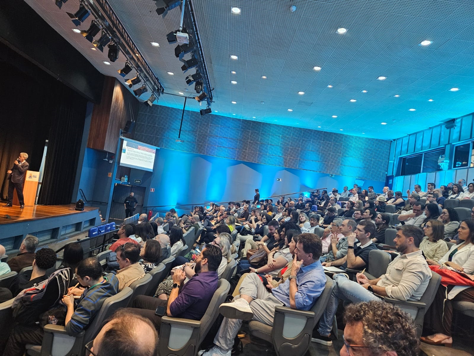 Bom número de profissionais do ensino de Engenharia participou do evento