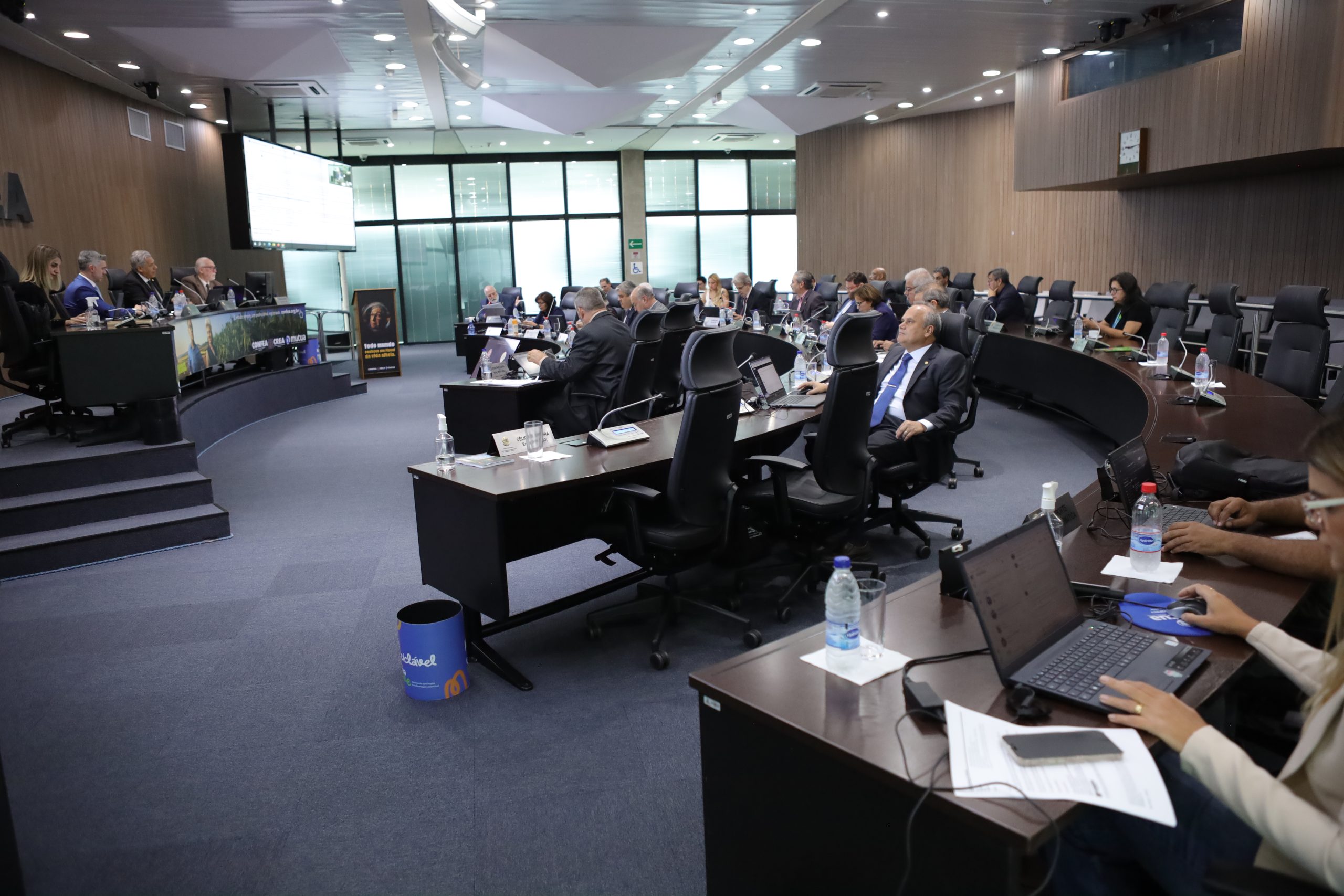 Temas relacionados ao orçamento marcaram as discussões da quinta-feira