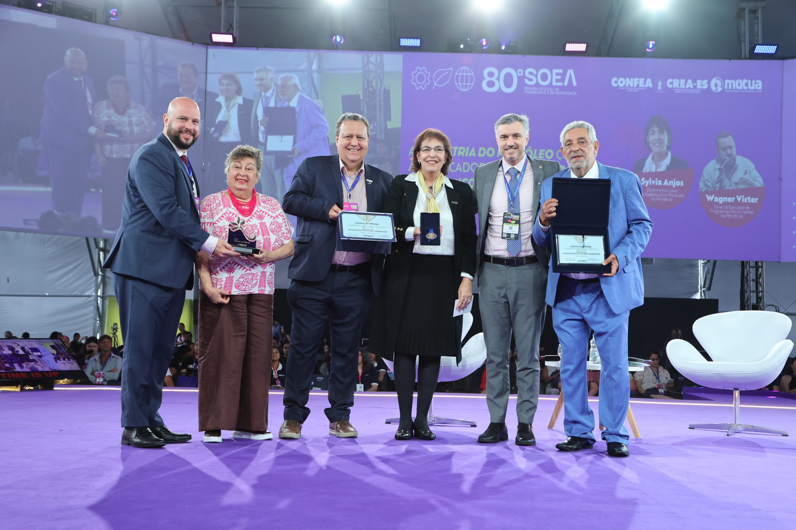 Presidente do Crea-RJ, Miguel Fernandez; conselheira federal Carmen Petraglia; Wagner Victer; Sylvia Anjos; presidente do Confea, Vinicius Marchese, e presidente do Crea-ES, Jorge Silva durante a homenagem à presidente da Petrobras