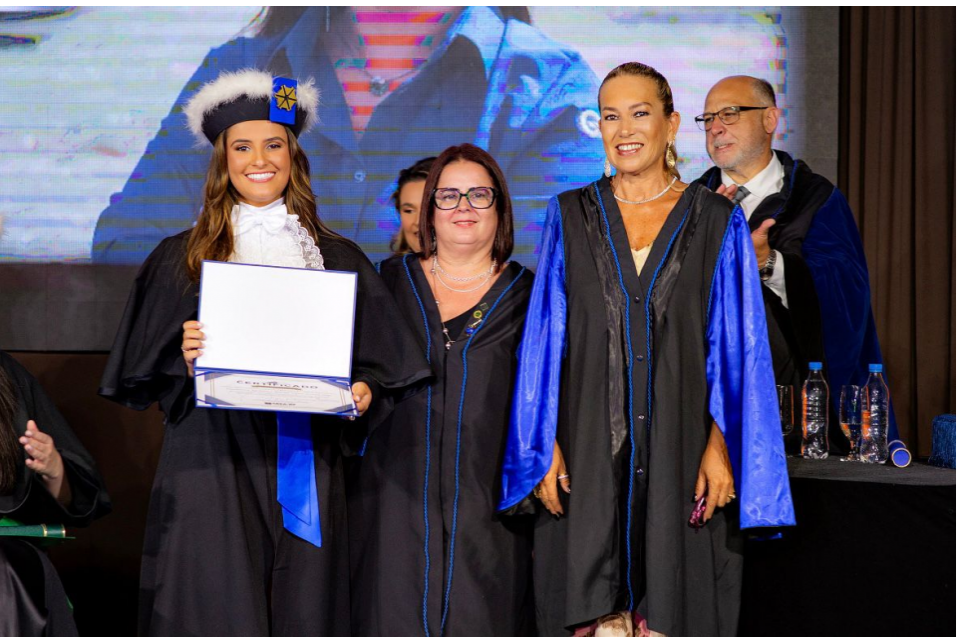 Formanda recebe mérito no Centro Universitário da Região da Campanha (Urcamp)