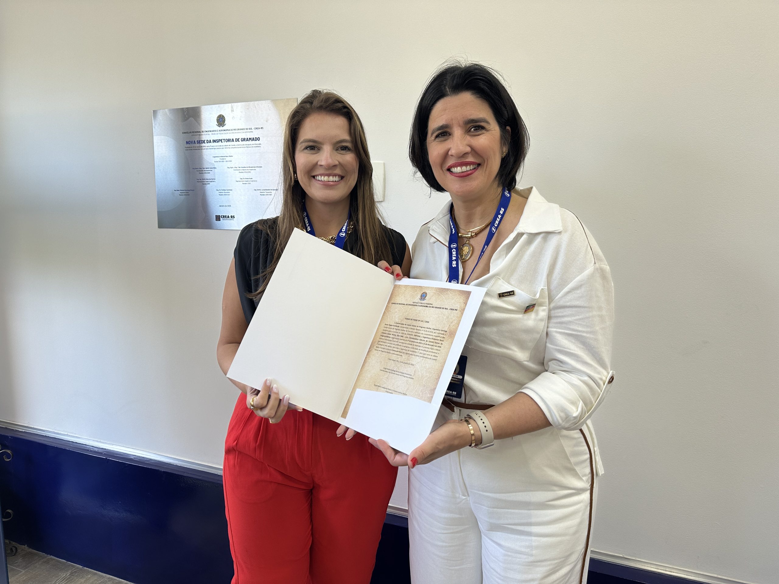 Nova coordenadora do GT Mulher, Eng. Geól. Bruna Koppe Kronhardt, ao lado da Eng. Amb. Nanci Walter, presidente do CREA-RS