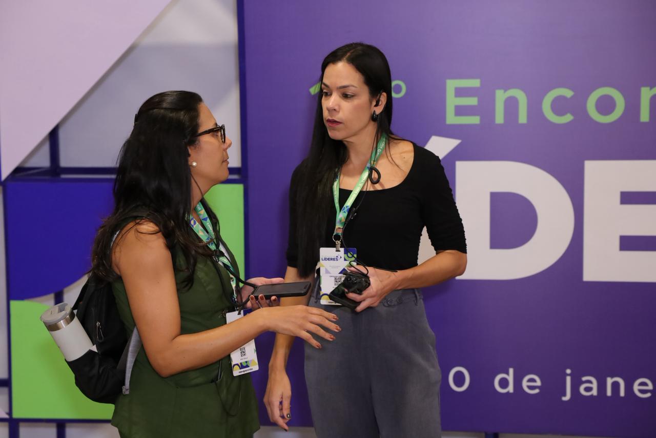 Assessora da presid&ecirc;ncia &Eacute;rica Tenile e publicit&aacute;ria S&iacute;lvia Girardi conversam durante o &uacute;ltimo dia do Encontro de L&iacute;deres