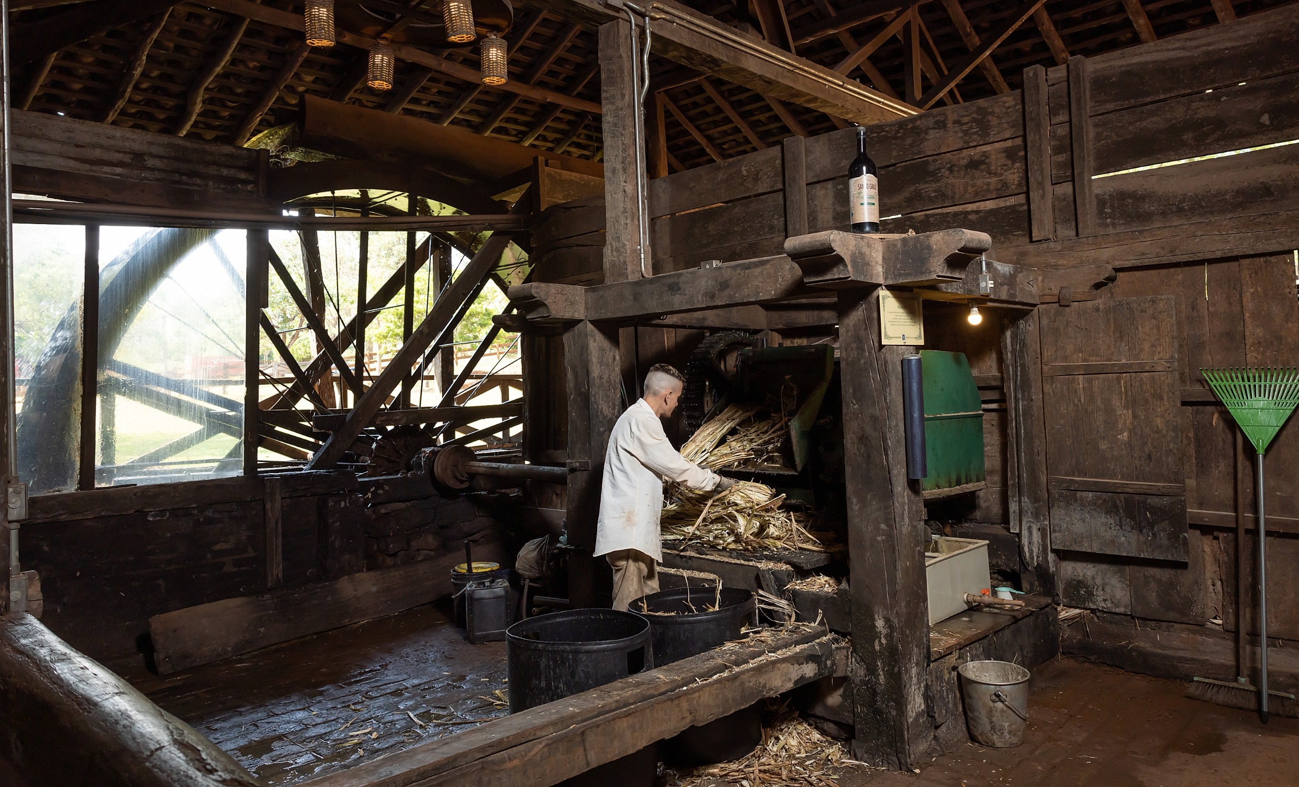 Roda d’água instalada em 1860 continua movendo a produção da Barra Grande, fazenda paulista que produz cachaça e outras alegrias, unindo tradição e inovação com engenharia
