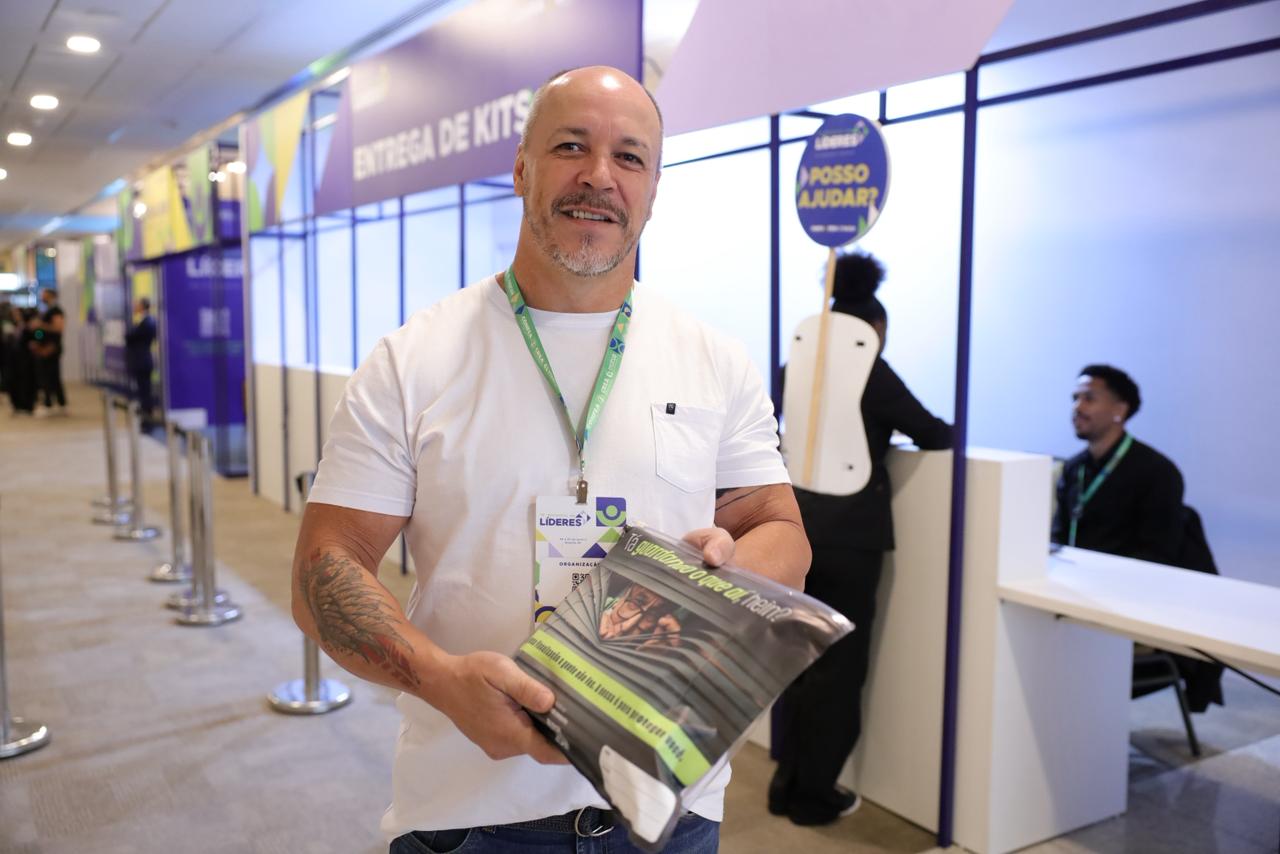 Sandro Garrido participou da distribui&ccedil;&atilde;o de mais de 1400 kits para receber os participantes do Encontro