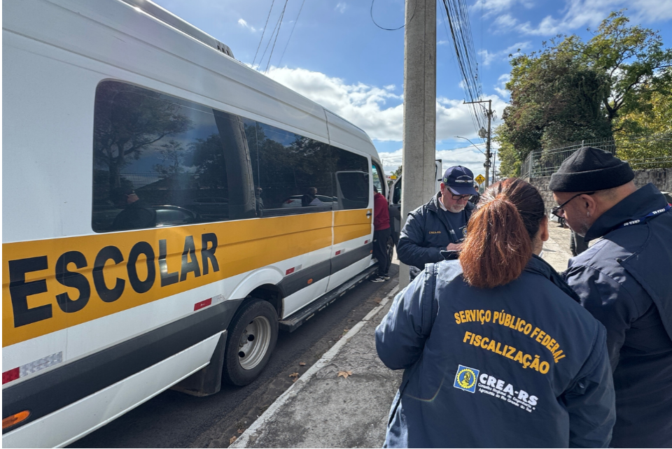 Operação Maio Amarelo fiscaliza vans de transporte escolar em Santa Maria