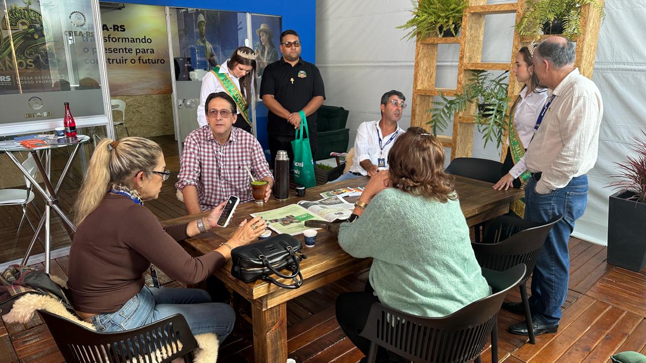 Diversas lideranças se revezam para receber os profissionais