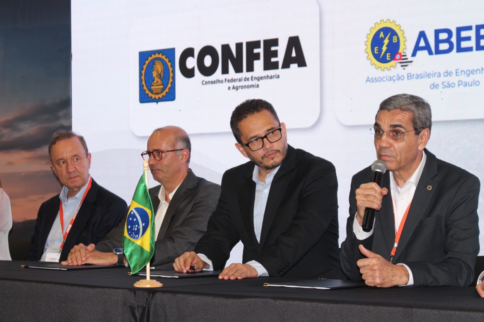 Presidente da ABEE, eng. Ricardo Nascimento, durante sua apresenta&ccedil;&atilde;o no Enercol