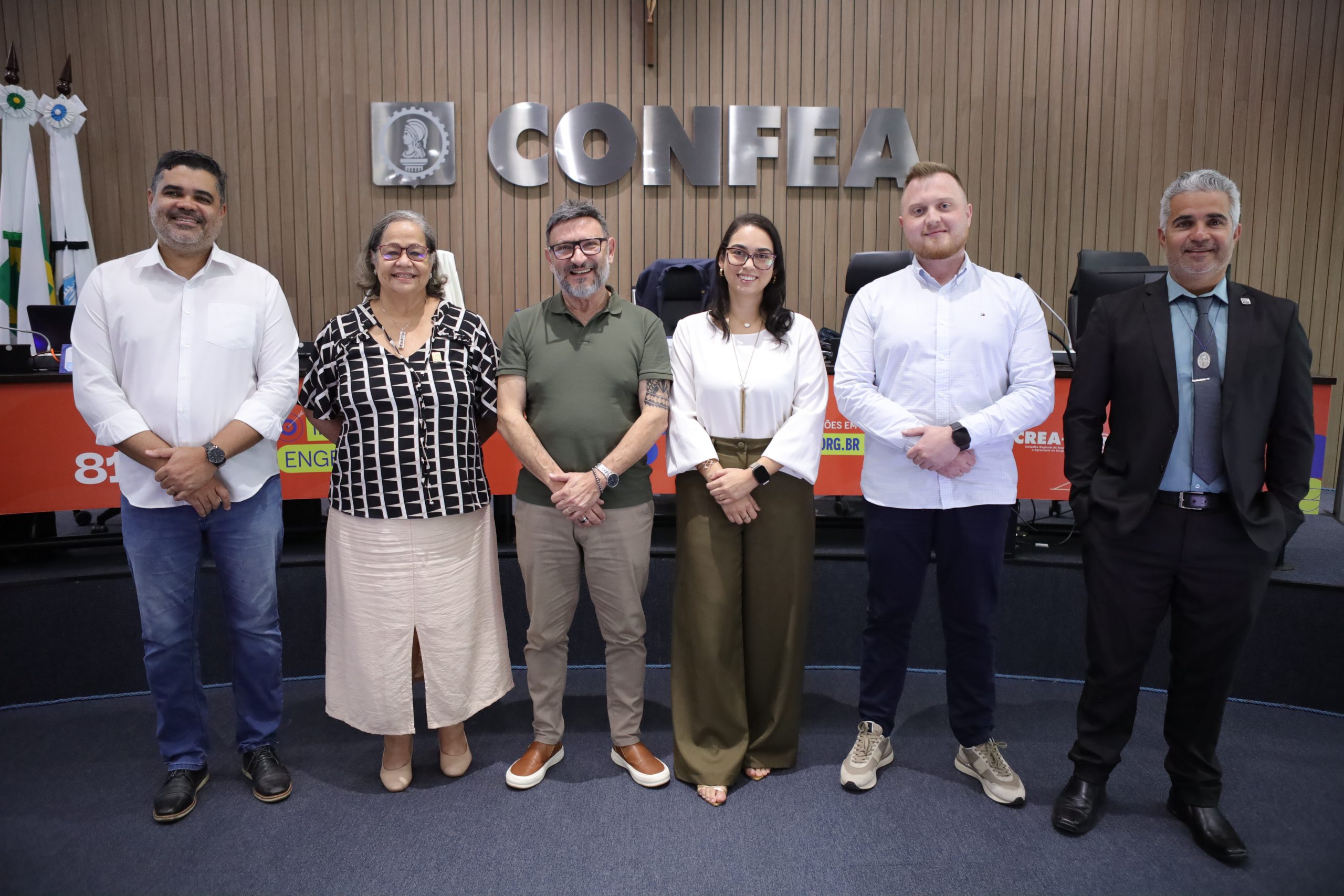 Eng. civ. Saulo Almeida; engenheiros químicos Rivetla Benchimol e Marino Greco; eng. civ. Cynthia Oliveira, Paulo Meurer e Edilson Duarte: CNCE avança