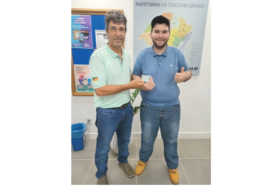 Profissional recebe carteira profissional na Inspetoria de Palmeira das Missões